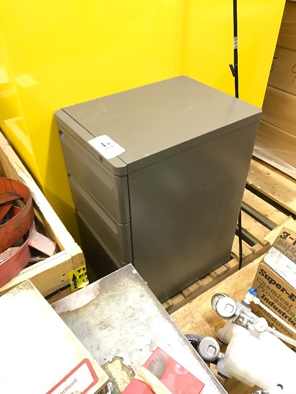 lot 41 image: Small cabinet