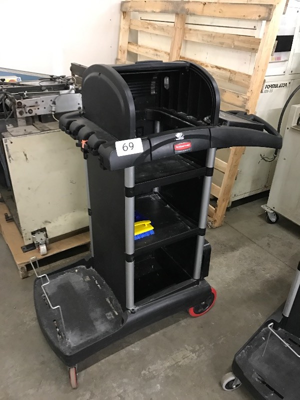 lot 69 image: Rubbermaid janitorial  shop cart