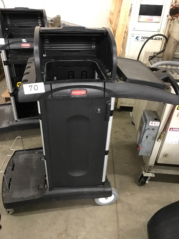 lot 70 image: Rubbermaid janitorial  shop cart