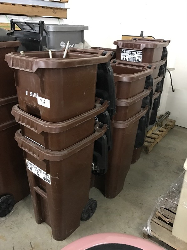 lot 79 image: Lot of trash cans