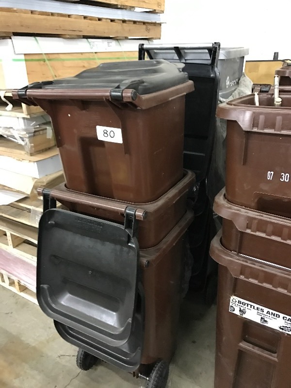 lot 80 image: Lot of trash cans