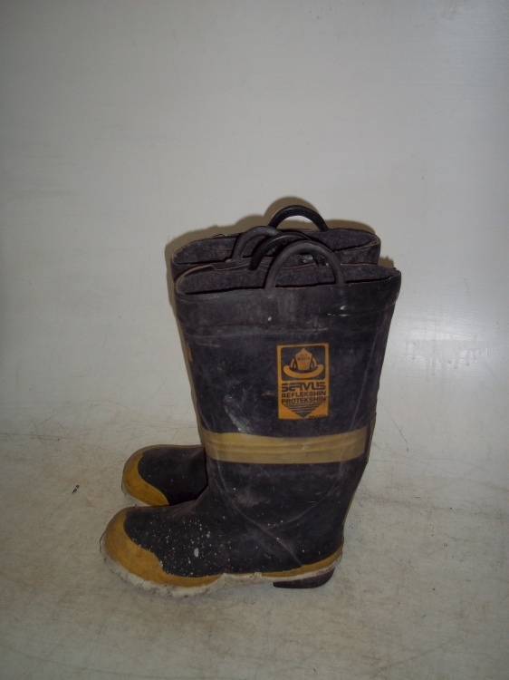 lot 57 image: Size 8 Knee Boots