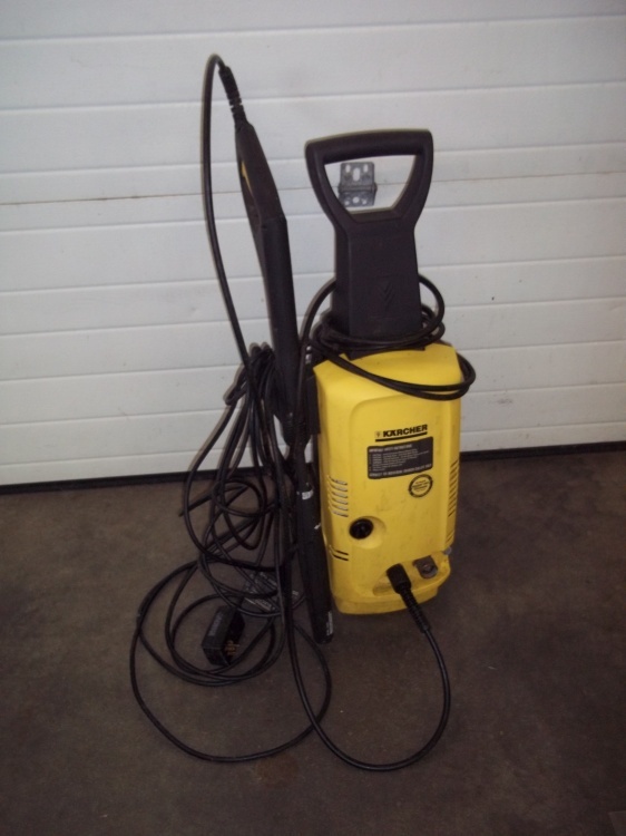 lot 114 image: Karcher electric pressure washer 1600 psi.  1.6 Gallons per minute, Consignor states works.