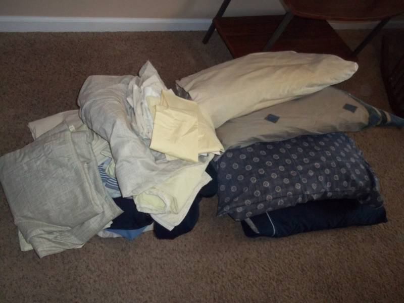 lot 18 image: Pillows, Blankets and Sheets