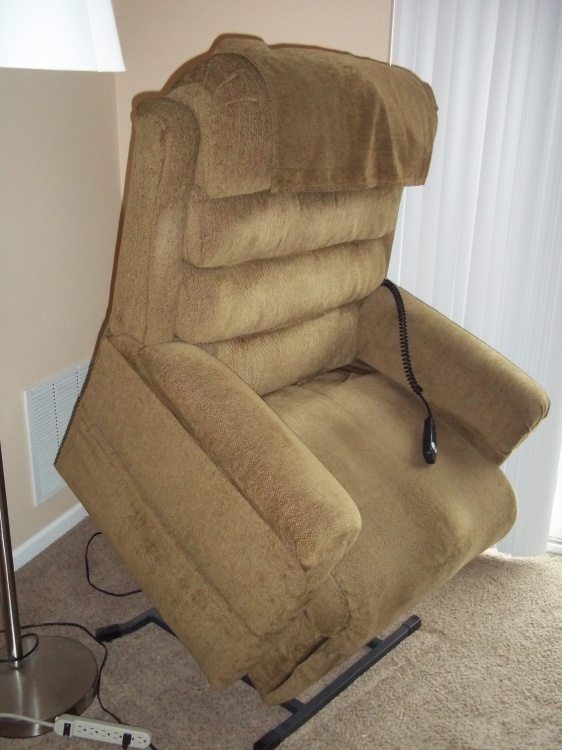 lot 20 image: Lift Assist Reclining Chair tested and works