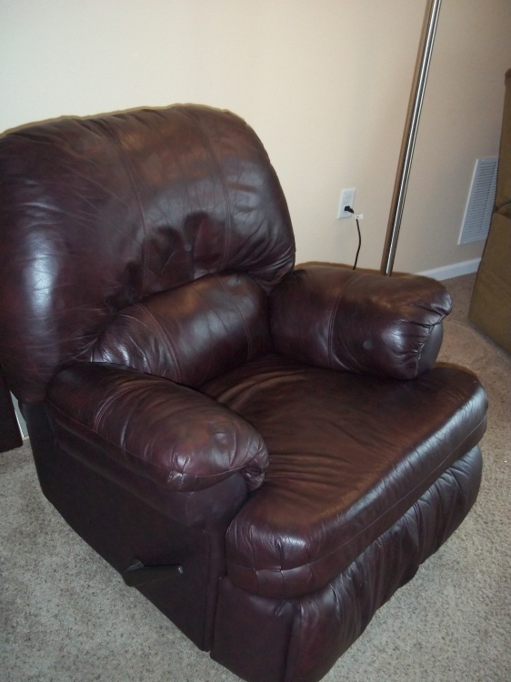 lot 22 image: Leather Recliner