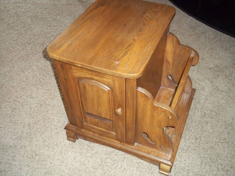 lot 23 image: End Table  Magazine Rack with 2 doors