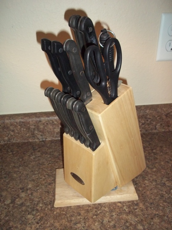 lot 40 image: Knife Block with Knives