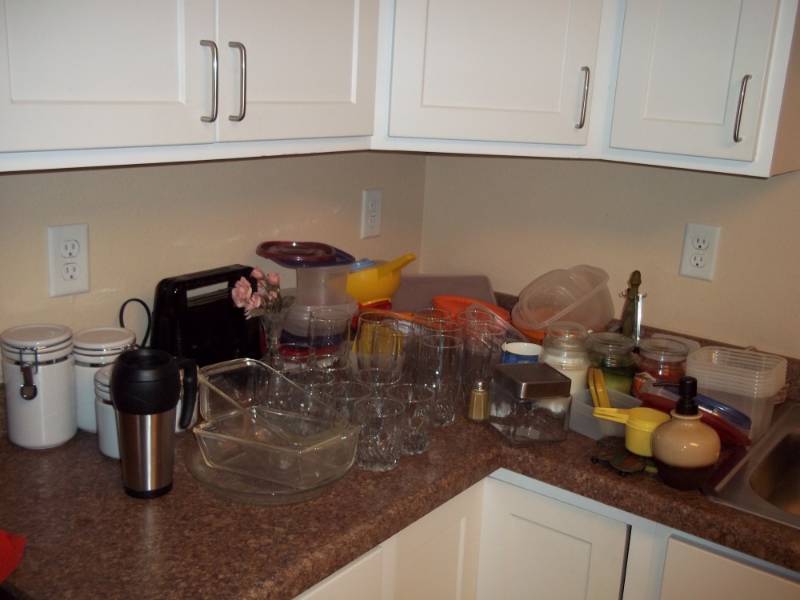 lot 47 image: Large Lot of Kitchen supplies including Glass Drinking Glasses, Tupperware, Storage containers.
