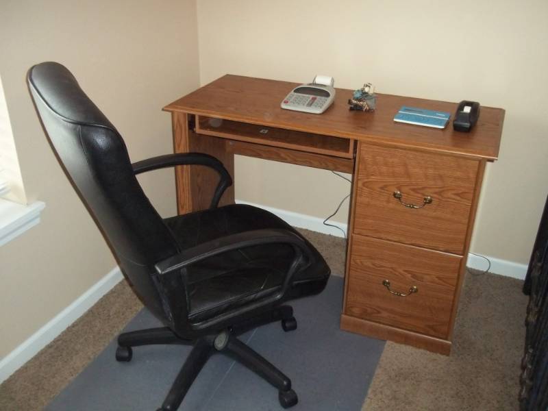 lot 49 image: Office Chair and Desk with Floor pad and supplies