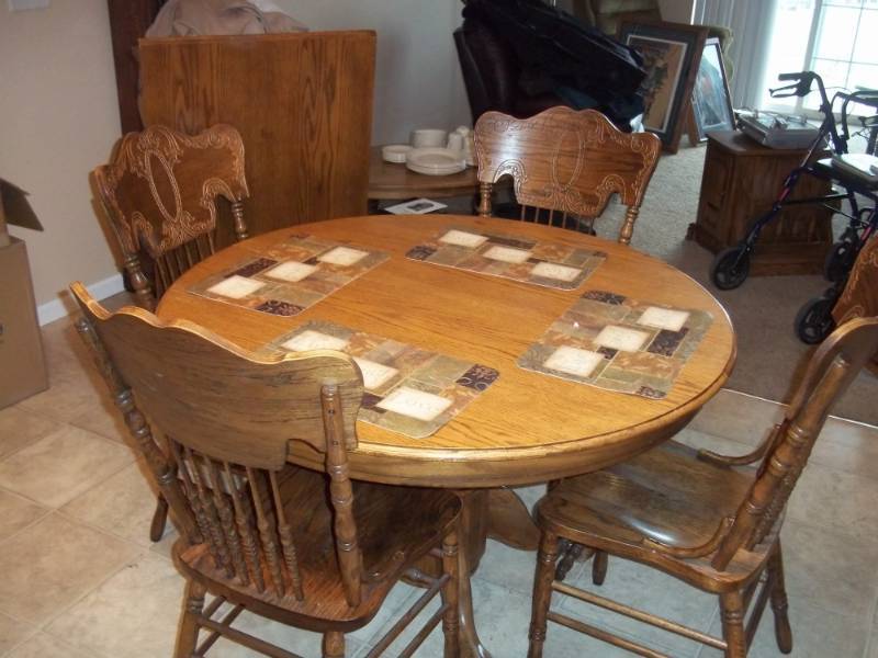 lot 121 image: Dining Room Table with 4 Chairs and Leaf