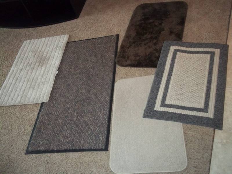 lot 131 image: 5 Rugs