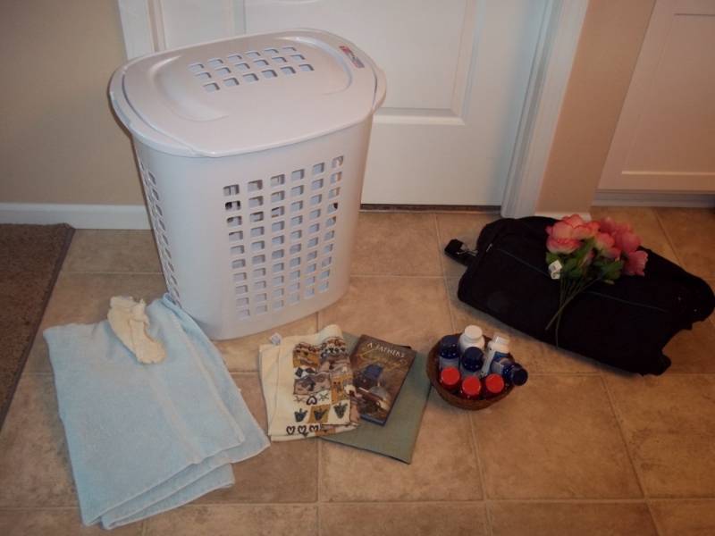 lot 132 image: Cloths Basket, Duffle bag, Towel, Vitamins