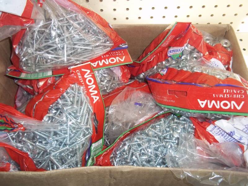 lot 137 image: Large Assortment of Screws