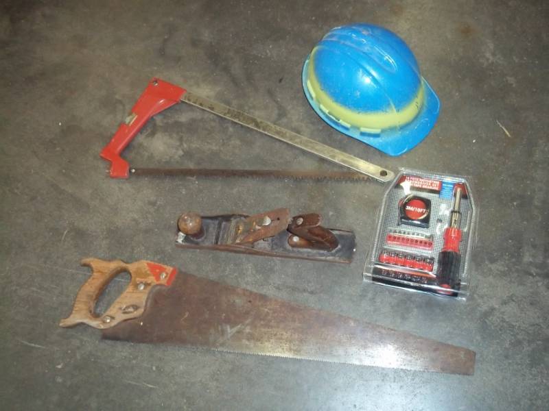 lot 160 image: Many tools including 2 hand saws, Craftsman block plane and other tools