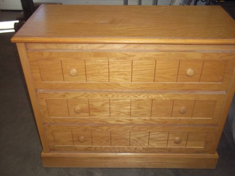 lot 164 image: 3 Drawer Dresser