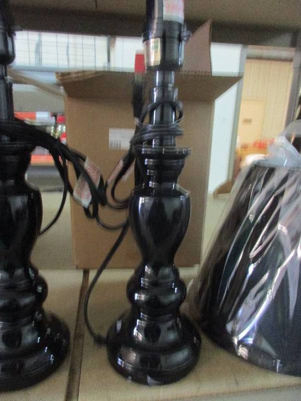 2 matching lamps and shades