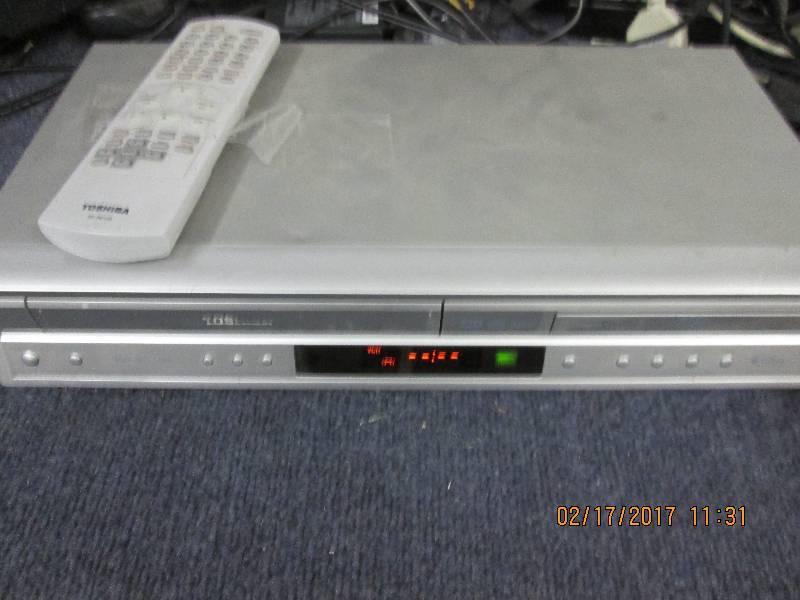 lot 10 image: toshiba sd-v392 vhs and dvd player ...