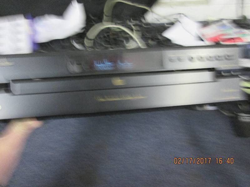 lot 87 image: Denon 5 disc cd player powers on...