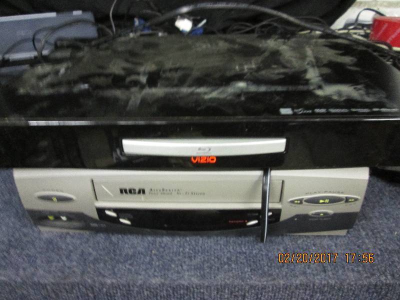 lot 109 image: VIZIO Dvd player powers up and rca...
