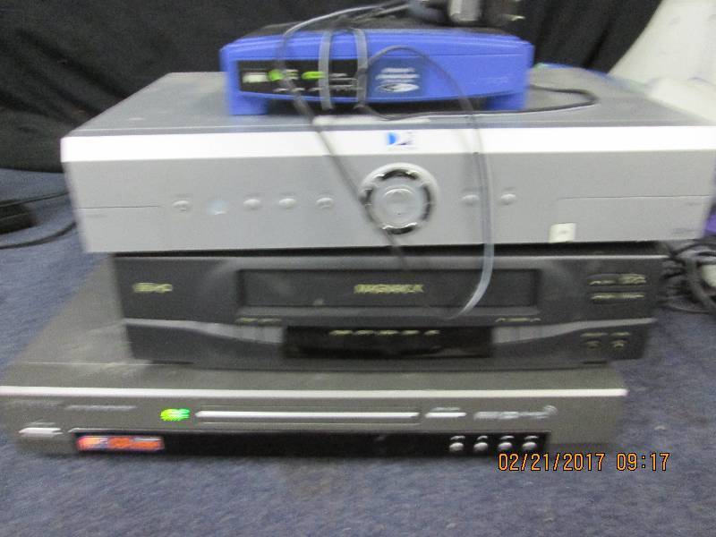 lot 119 image: 1 samsung dvd player powers on, 1 m...