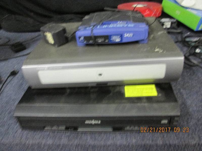lot 120 image: 1 insignia 5 disc cd changer , 1 ti...