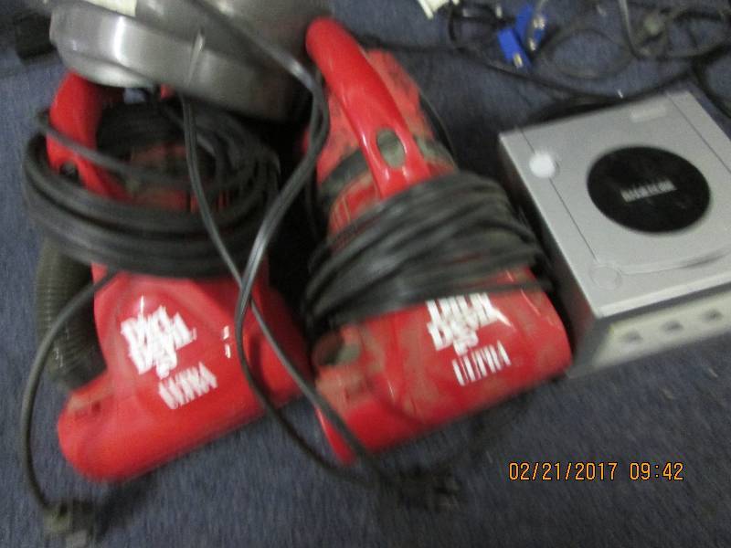 lot 129 image: gamecube untested , 2 dirtdevil vac...