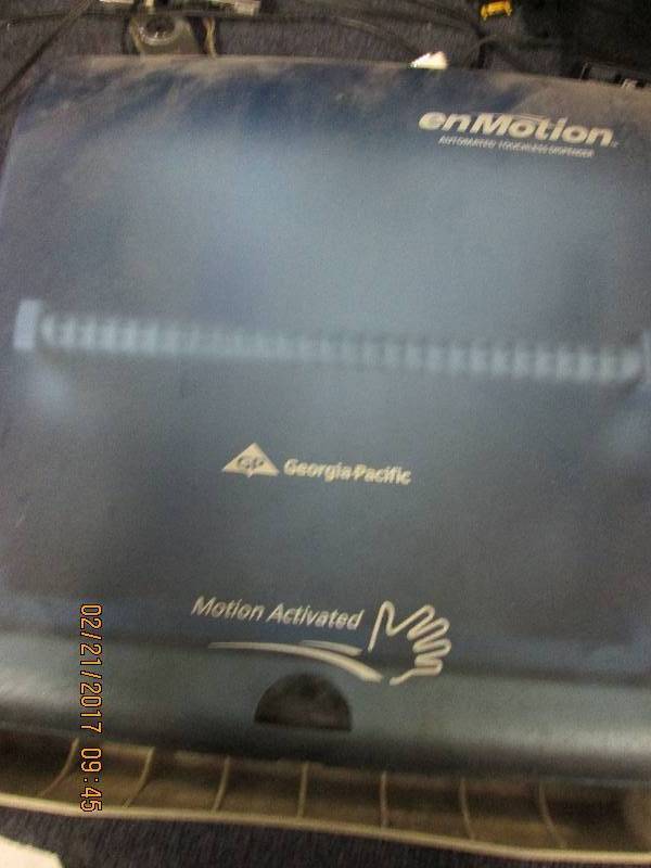lot 130 image: en motion paper towle dispenser sen...
