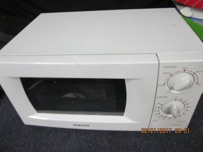 lot 132 image: samsung small microwave tested and ...