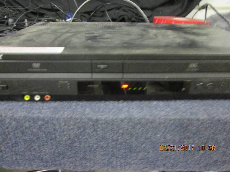 lot 143 image: sony dvdvhs player powers on ...