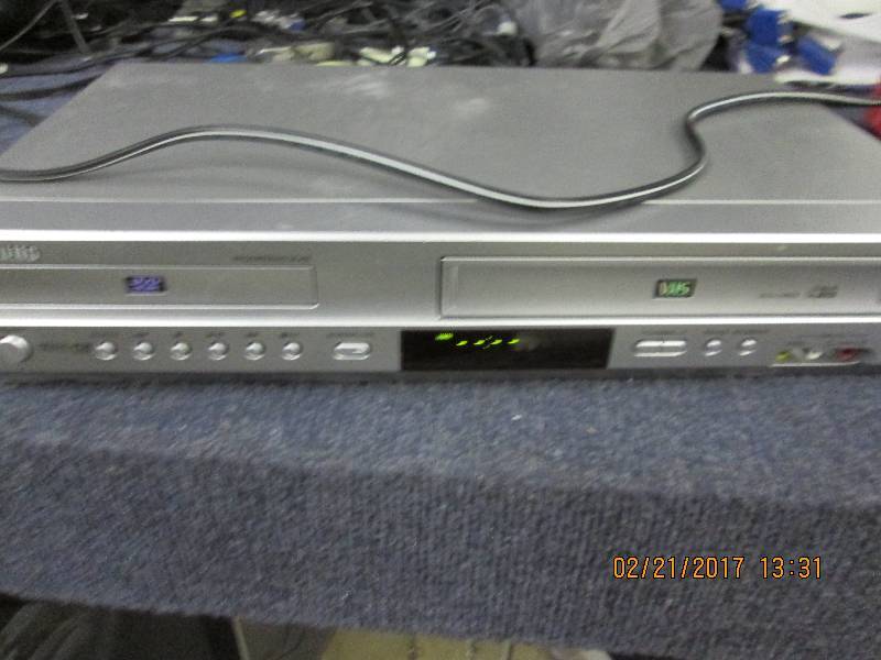 lot 169 image: samsung dvdvhs player powers up ...