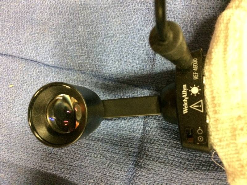 lot 16 image: Wow Retails New $450 Welch Allyn SKU # 46000  PORTABLE LED HEADLIGHT WSOFT HEADBAND & POWER SOURCE - Nice Condition