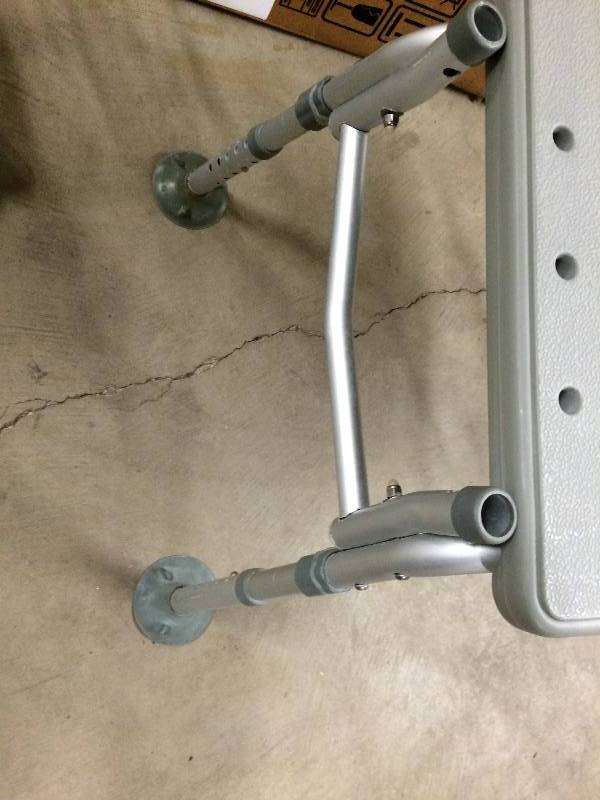 lot 33 image: Drive 400lb Capacity Shower Chair - Nice Condition