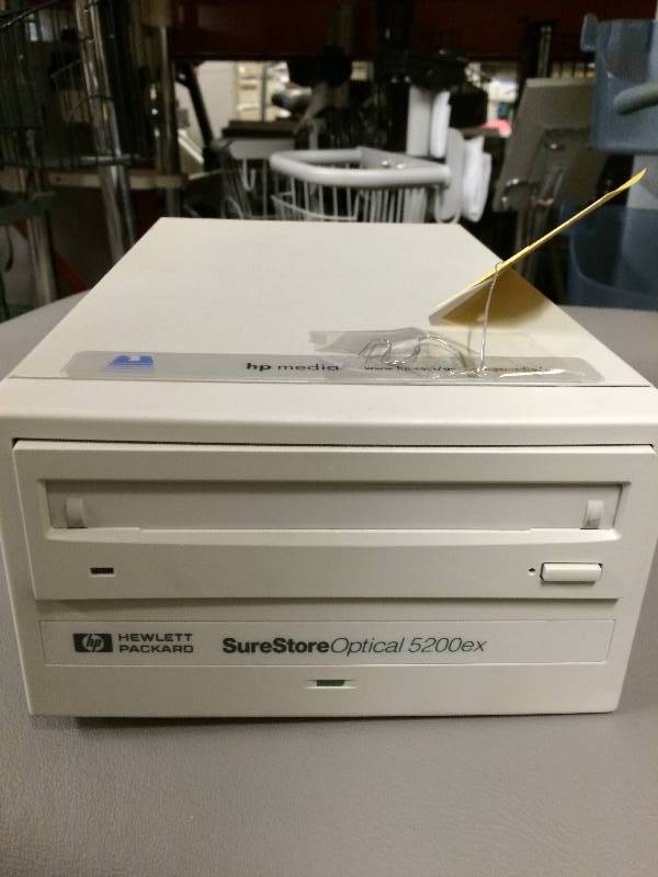 lot 77 image: WOW Retails Used $500 HP SureStore Optical 5200ex 5.2 GB MO disk drive - SCSI - External HP C1114J  Plus Extra - Excellent Condition