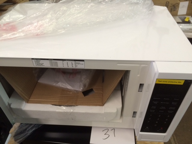 lot 38 image: Kenmore Countertop Microwave