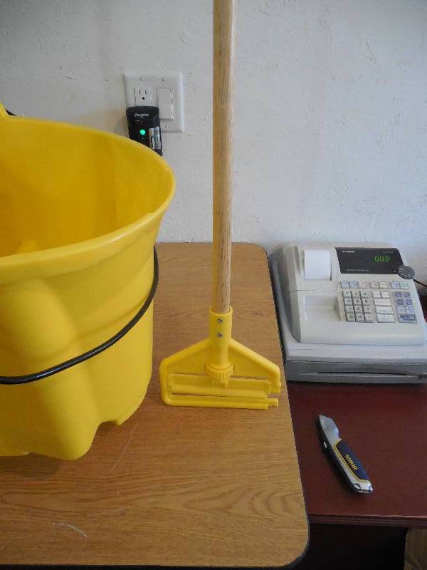 Rubbermaid Wave Brake 35 Qt. Mop Bucket