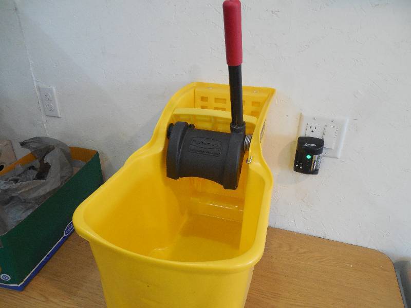 Rubbermaid Commercial Products 31 qt. Tandem Mop Bucket