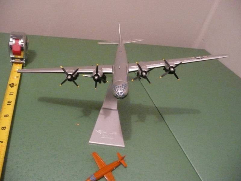 lot 25 image: Corgi Die Cast - B-29 Superfortress With Bell X1 (Broke Sound Barrier)