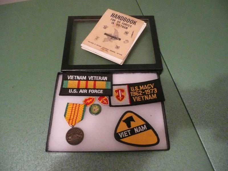 lot 46 image: 1st Calv, 9th Infantry, Original Vietnam Handbook (Given To Troops On Arrival In Vietnam) - See Pictures