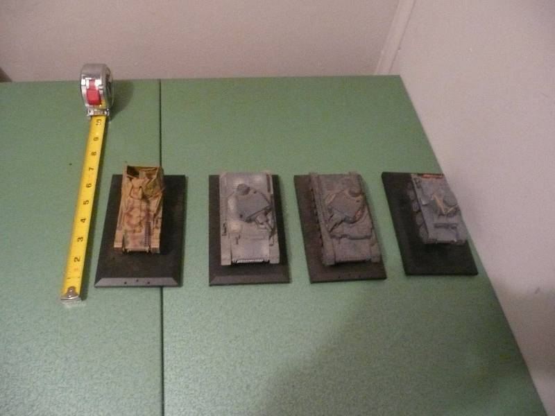lot 64 image: (4) 164 Model Tank Group WBase