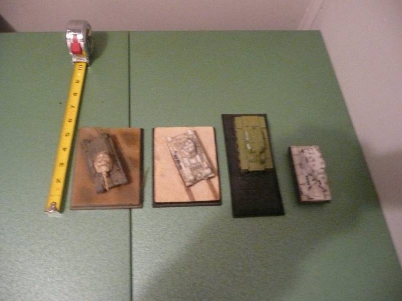 lot 65 image: (4) 164 Russian Display Tanks