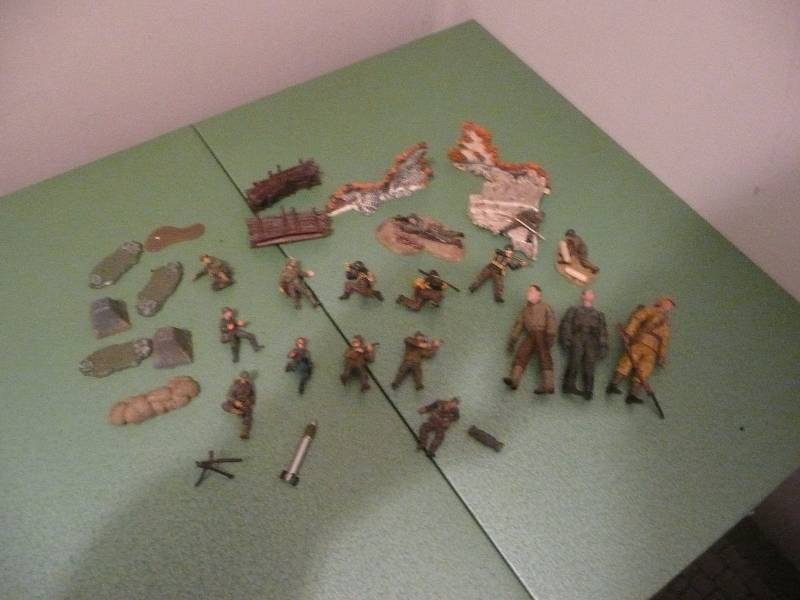 lot 74 image: (32) Piece Soldier & Display Group - Vintage