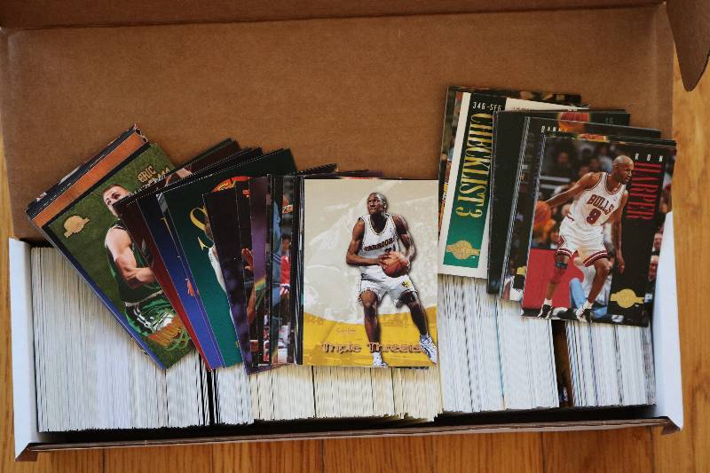 Box of 1994-95 skybox basketball ca...