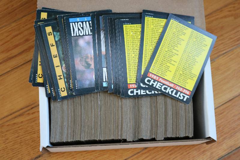Box of 1985 Topps Football cards...