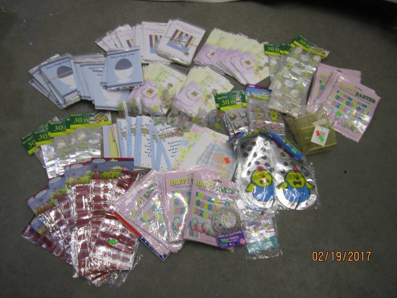 Lot of easter cards and dcor...