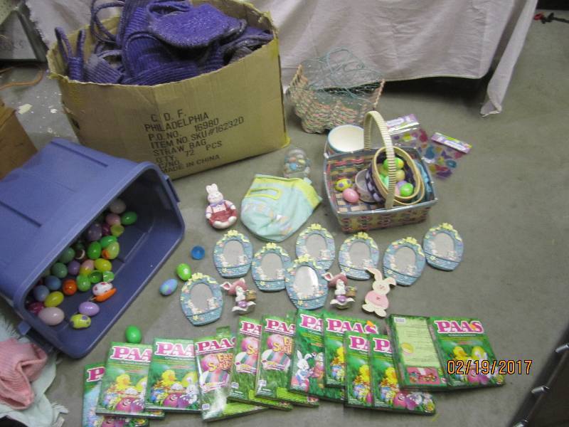 Blue tote filled with Easter dcor...