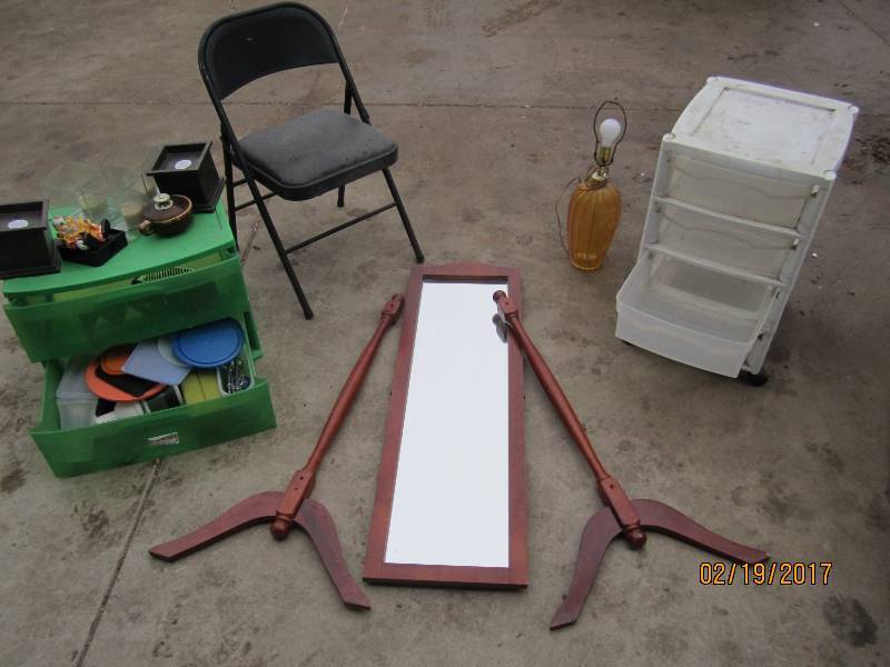 Mirror on stand, needs bolts to att...