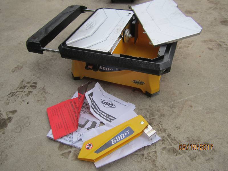 New QEP Tile saw, as pictured, no b...