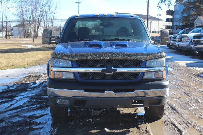 lot 1334 image: 2004 Chevrolet Silverado Z71 4x4 Extended Cab 4 Door - 2 Owner
