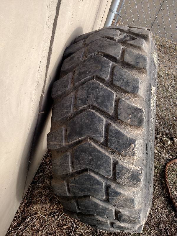 lot 18 image: Loader Tire, Bridgestone 20.5R25 Tu...